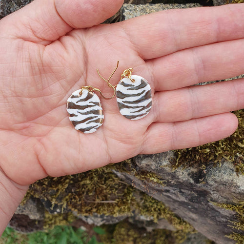 boucles_doreilles_ovales_en_porcelaine_motif_zebres_sara_grace_wevill | EMPREINTES Paris - EMPREINTES Paris