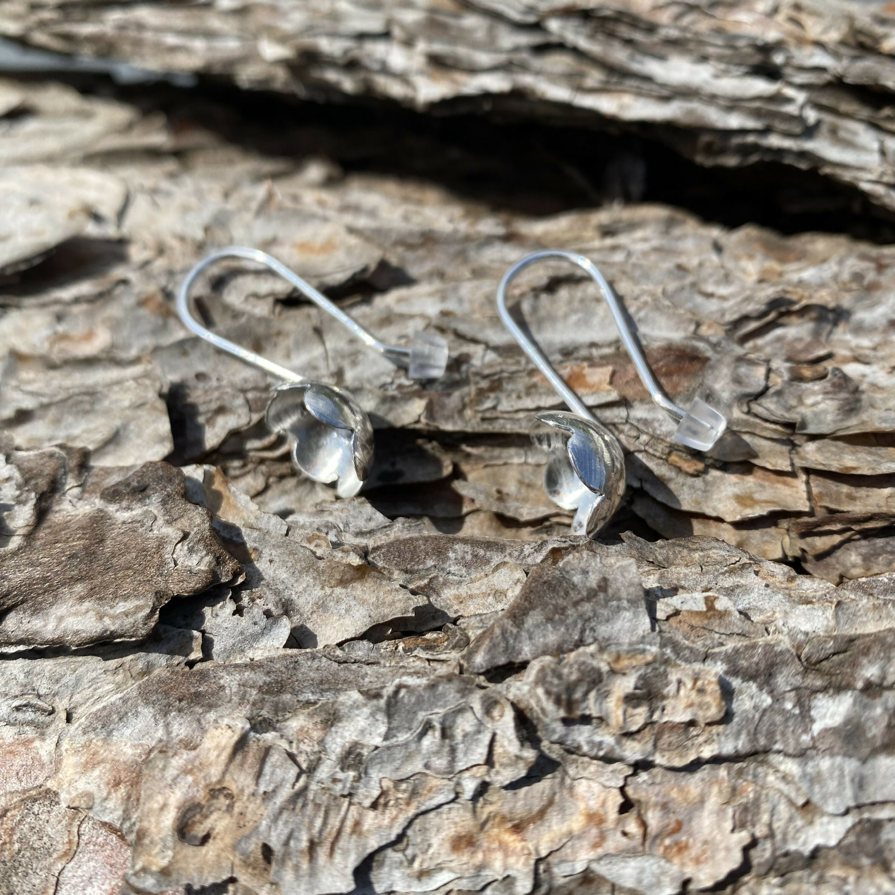 boucles_doreilles_fleurs_en_argent_massif_martele_artyssia copie | EMPREINTES Paris