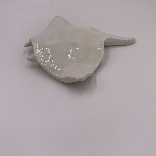 Sculpture moyenne petite Raie Manta en grès blanc - prenant copie | EMPREINTES Paris - EMPREINTES Paris