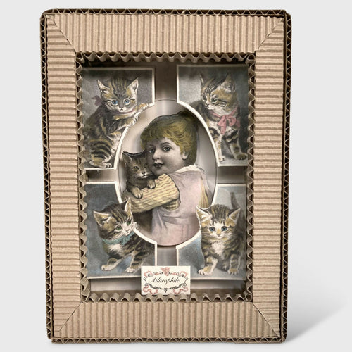 Photomontage - Petite vitrine Fillette aux chats #2 | EMPREINTES Paris - EMPREINTES Paris