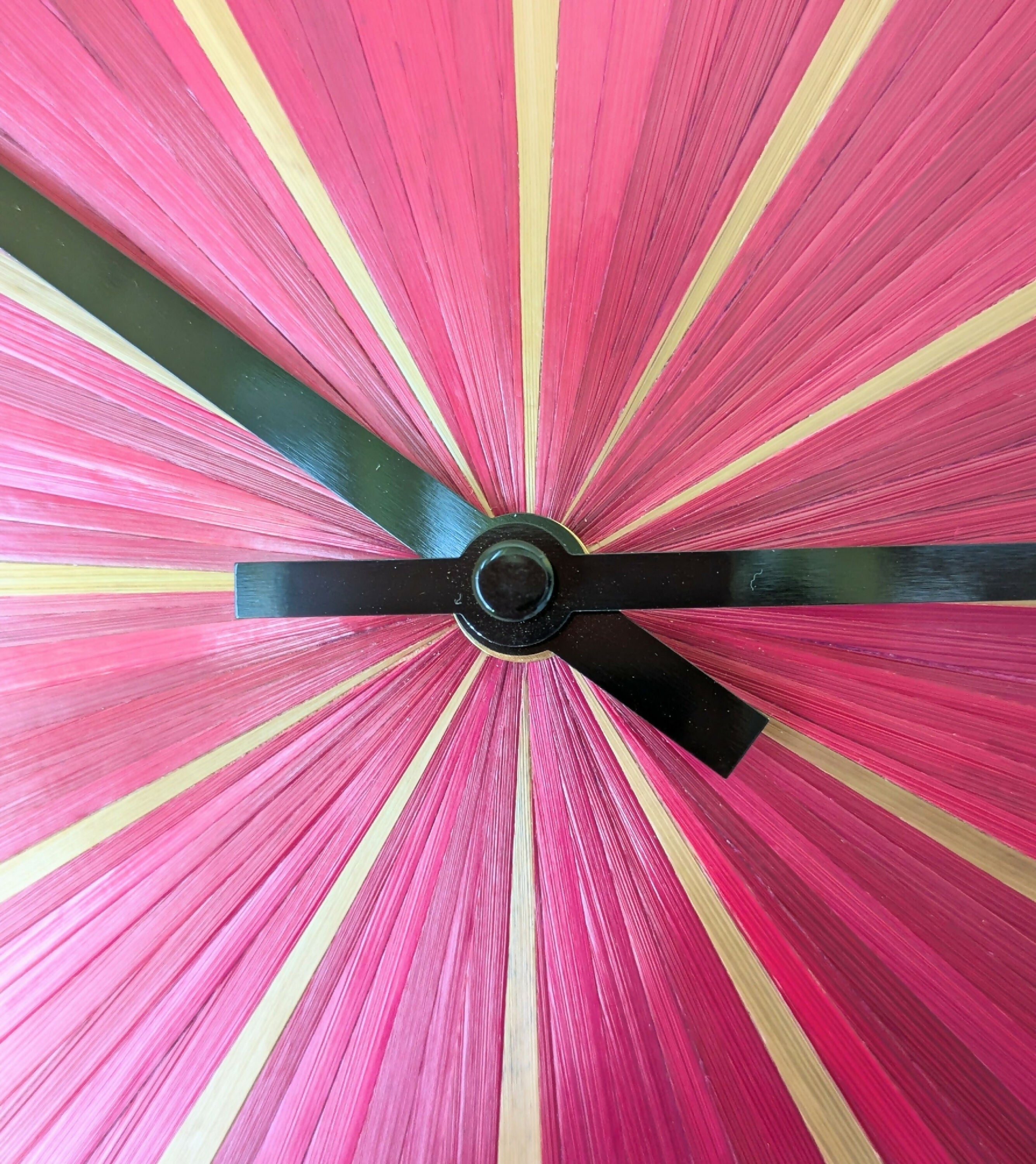 horloge_murale_forme_vintage_avec_marqueterie_de_paille_bordeaux_et_doree_jerome_ebenisterie copie | EMPREINTES Paris