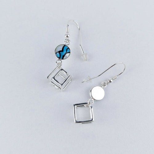 Boucles d'oreilles pendantes - Cubes suspendus - en émail et argent | EMPREINTES Paris - EMPREINTES Paris