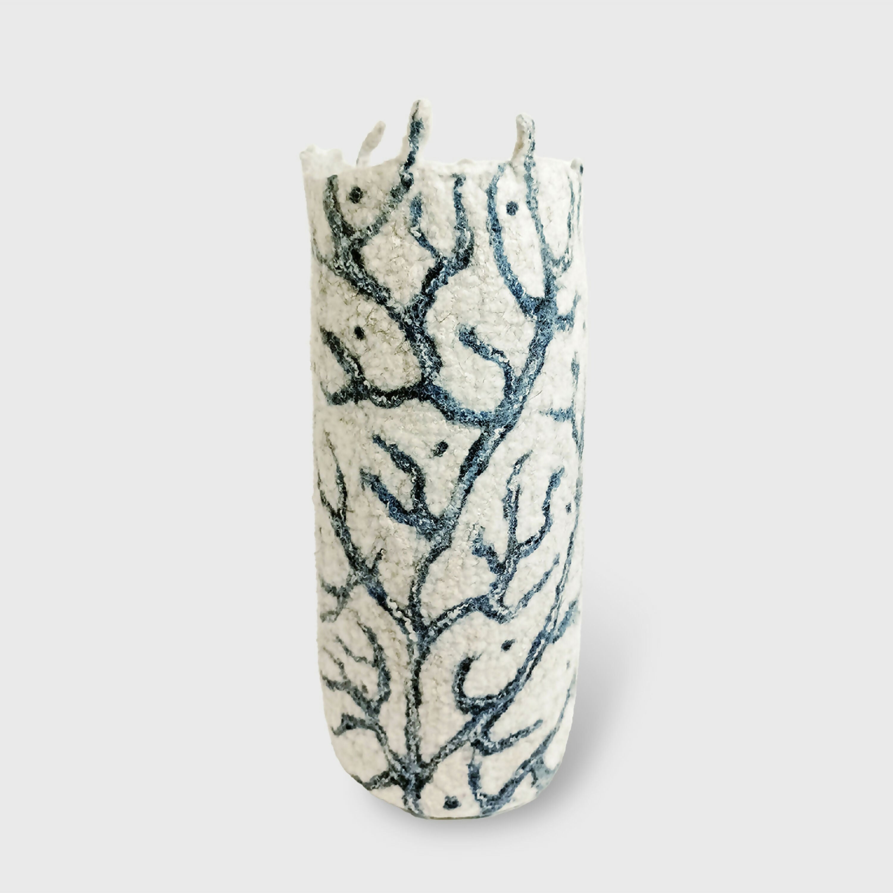 vase_haut_algues_bleublanc_en_feutre_de_laine_atelier_lanzetta copie | EMPREINTES Paris