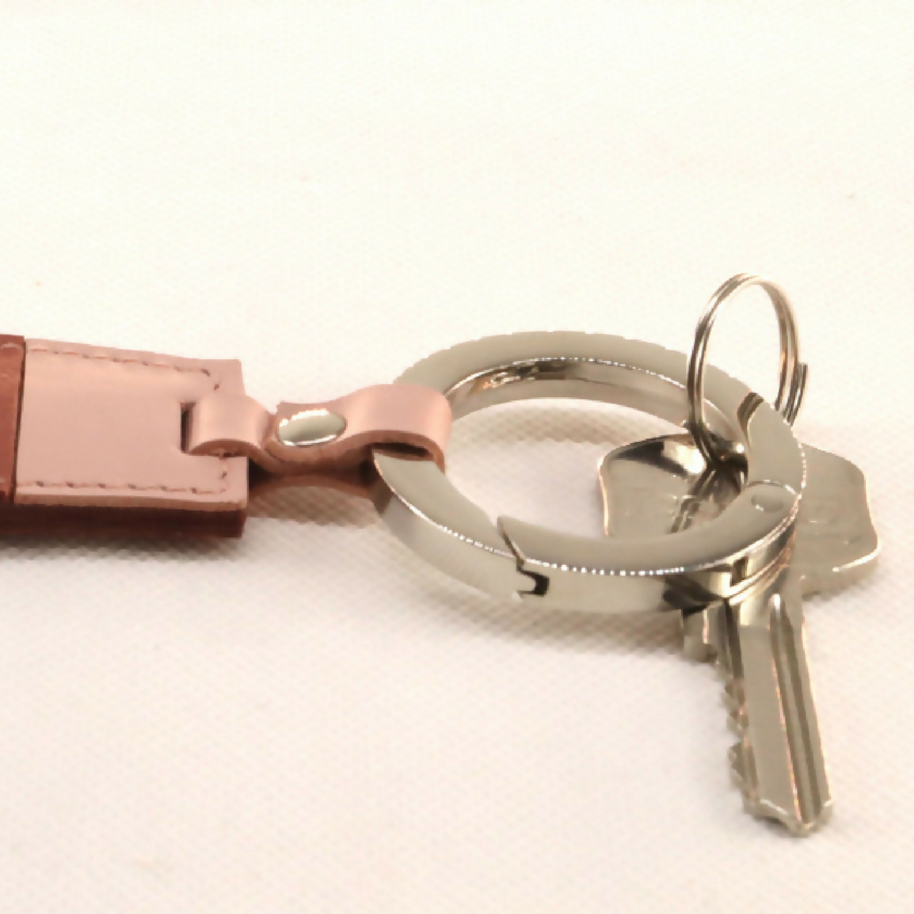 porte_cle_pennant_en_cuir_version_n°2–_terre_de_sienne_et_vigne_sylvie_strohl | EMPREINTES Paris