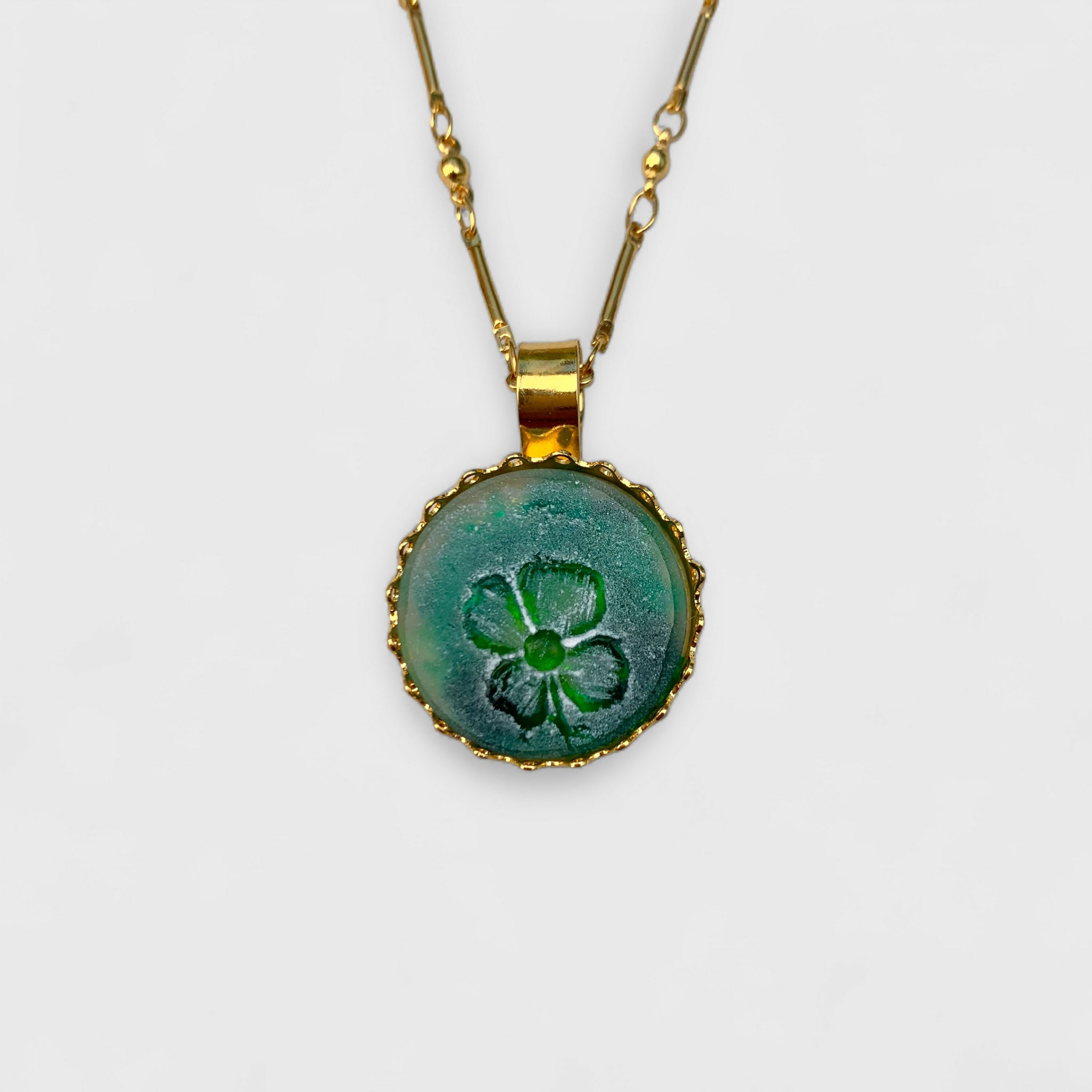 trefle_cadeau-bijou-vert_marguerite_fleur_floral_frais_printemps_art-nouveau_art-deco_romantique_collier-femme,_bijoux-féminin_artisanat-art_made-in-France_upcycling_bijoux-de-créateur_bohème-chic_bobo-parisien_hippie-chic_bijou-haute-fantaisie,_cadeau-ideal-femme_cadeau-fete-des-meres_cadeau-anniversaire | EMPREINTES Paris