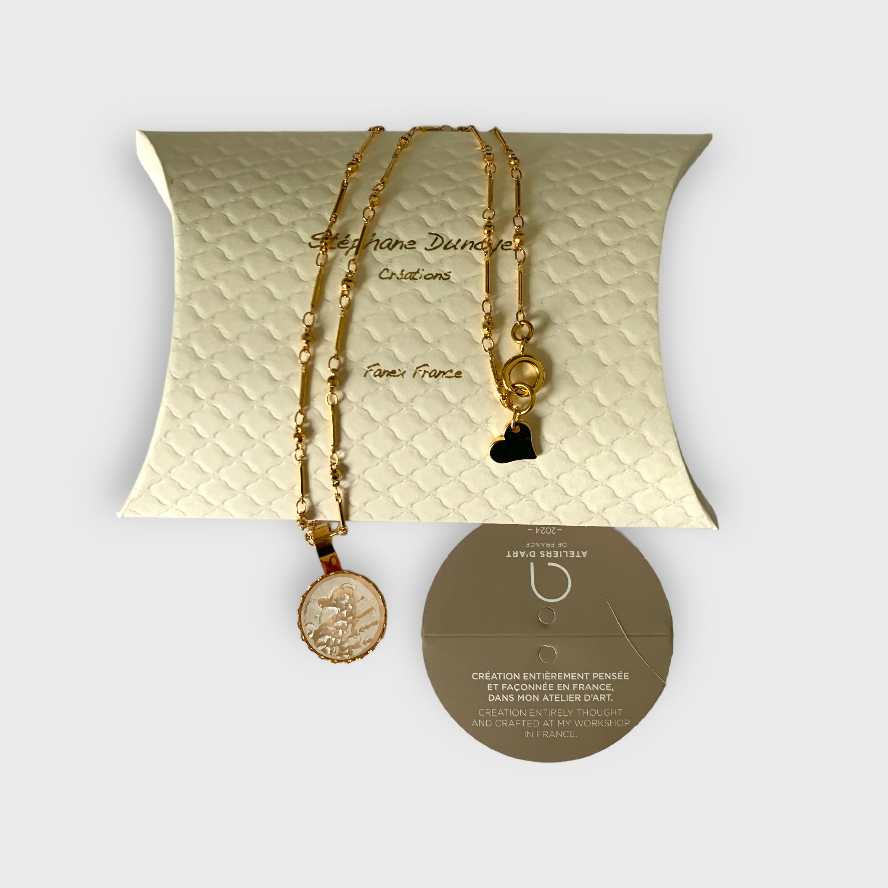 hippocampe, bijou symbolique, ethnique, romantique, chic bohème, amoureux, collier pour femme, art déco, art nouveau, idées cadeaux pour elle, saint Valentin, piece unique, bijoux doré, tour de cou, pate de verre, cristal | EMPREINTES Paris