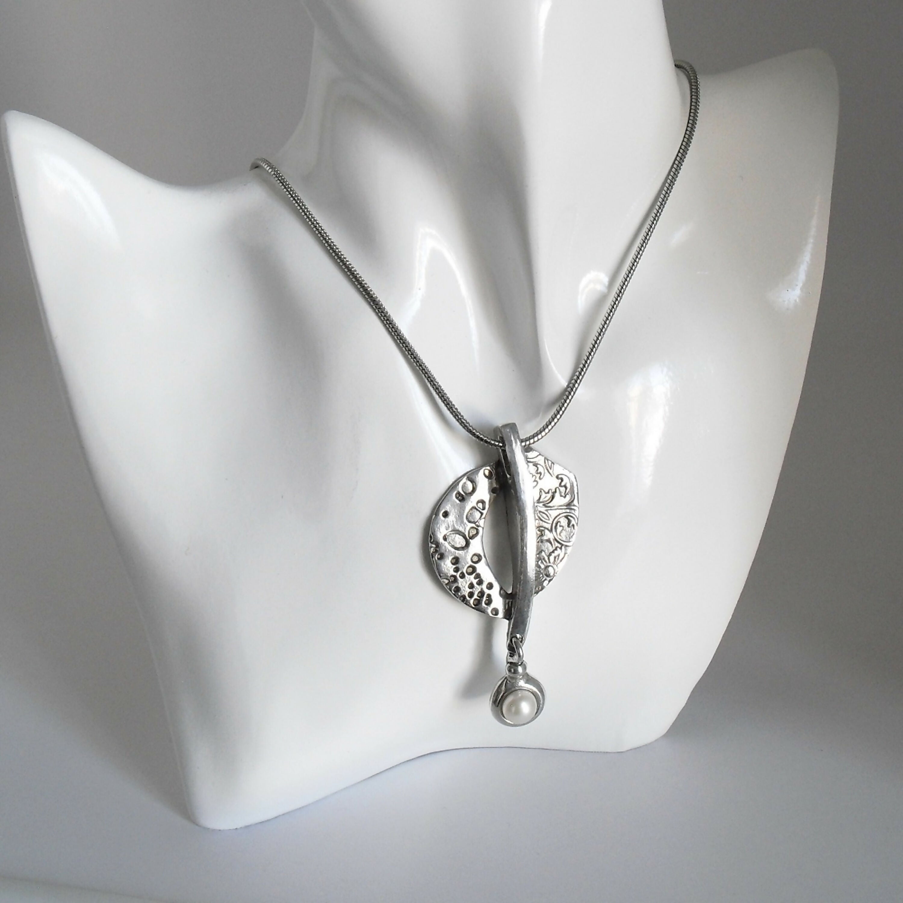 pendentif_en_etain_avec_perle_deau_douce_bijoux_christine_philippe copie | EMPREINTES Paris