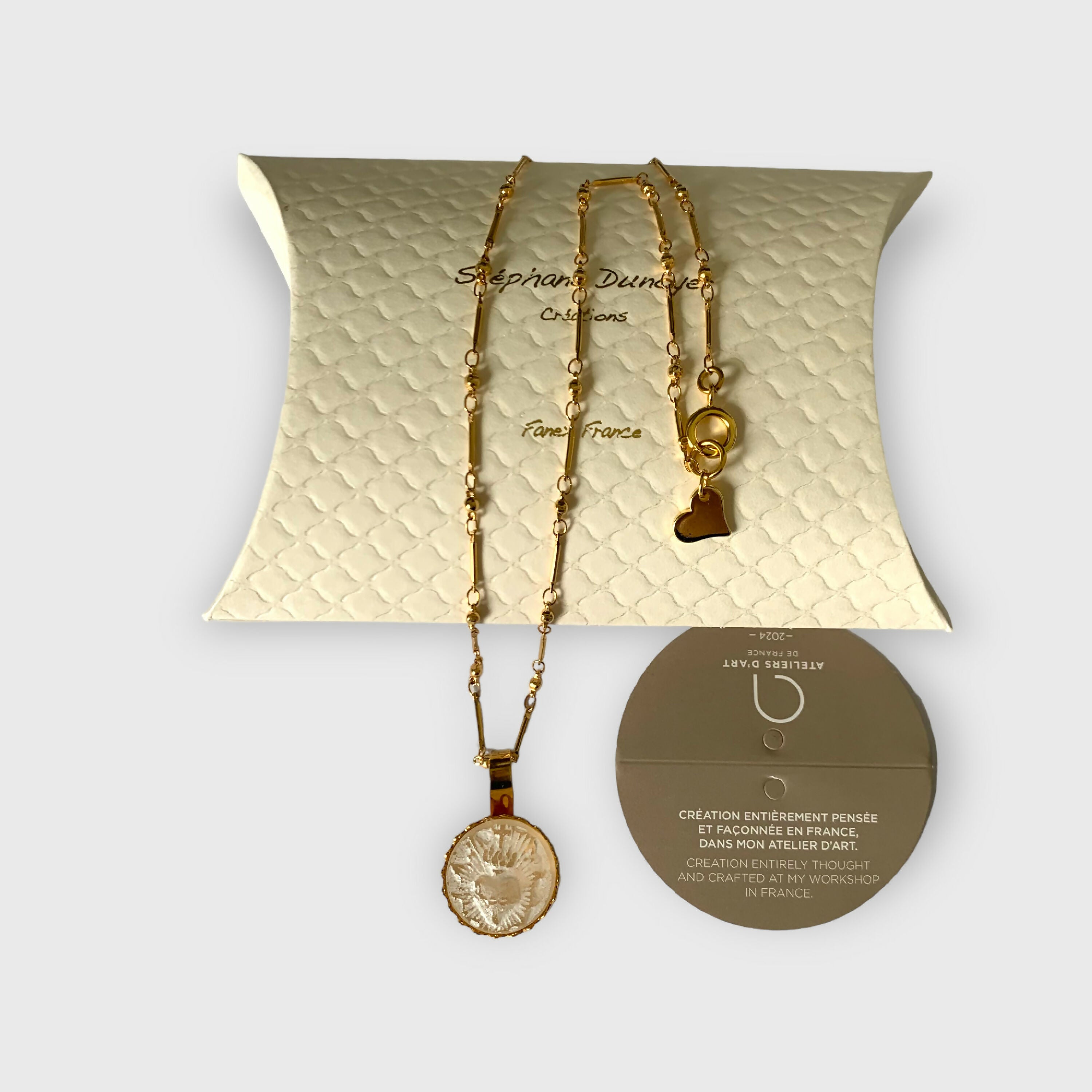 coeur sacré, bijou symbolique, ethnique, romantique, amoureux, collier pour femme, art déco, art nouveau, idées cadeaux pour elle, saint Valentin, piece unique, bijoux doré, tour de cou, pate de verre, cristal | EMPREINTES Paris