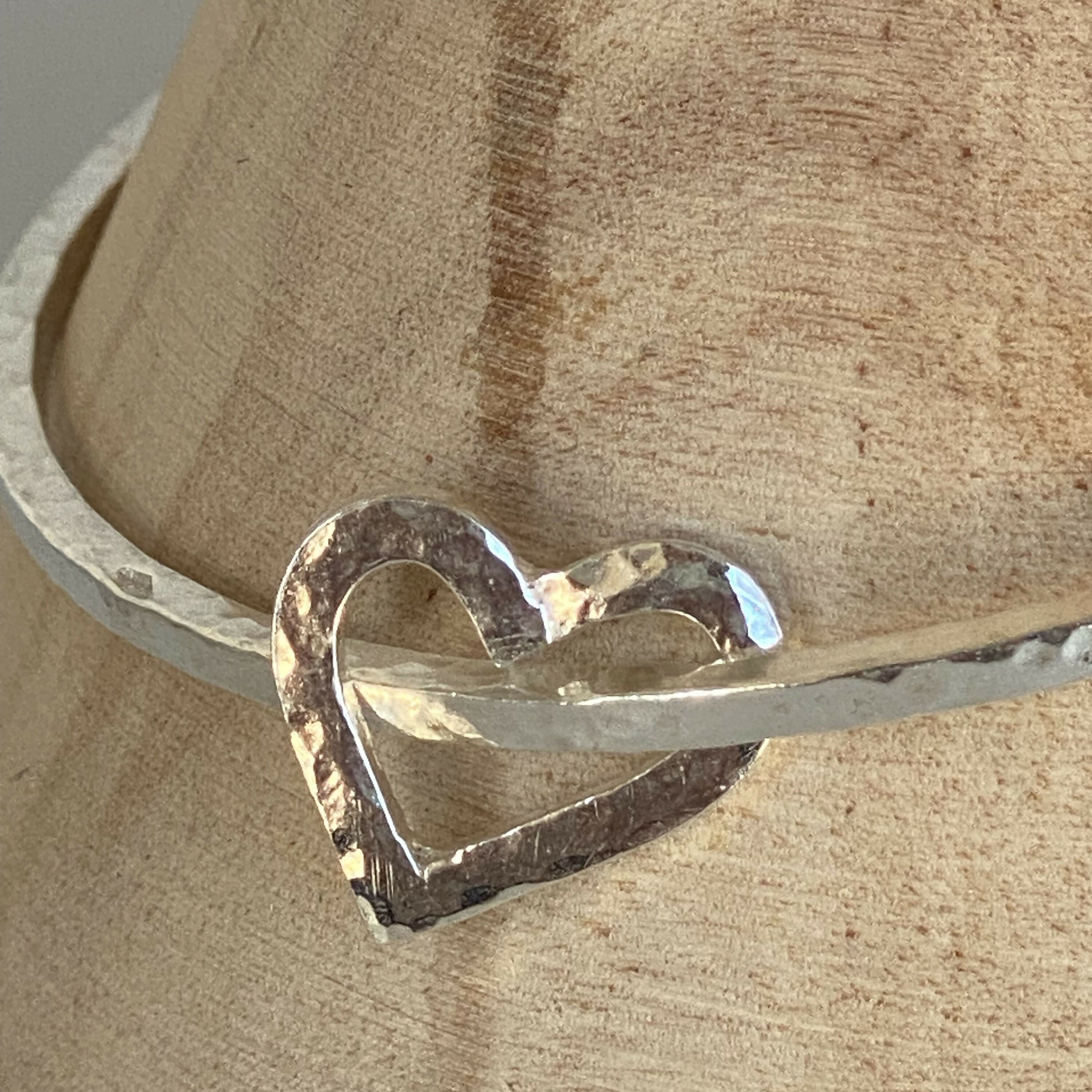 bracelet_jonc_en_argent_massif_et_sa_breloque_coeur_artyssia copie | EMPREINTES Paris