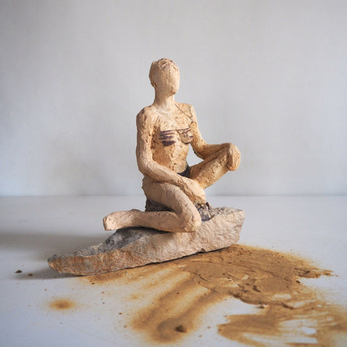 Sculpture Les Baigneuses - Femme assise en maillot bordeaux sur pierre | EMPREINTES Paris - EMPREINTES Paris