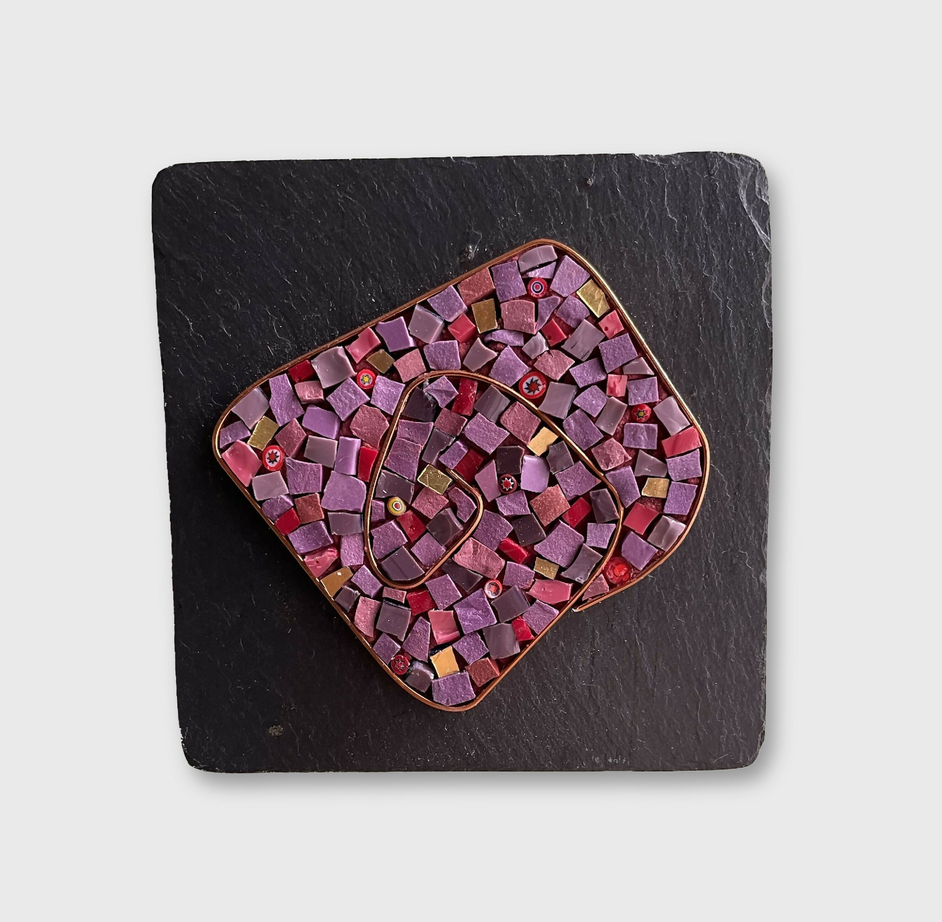 tableau_mosaique_violet_sur_ardoise_mini_musea_mosaique copie | EMPREINTES Paris