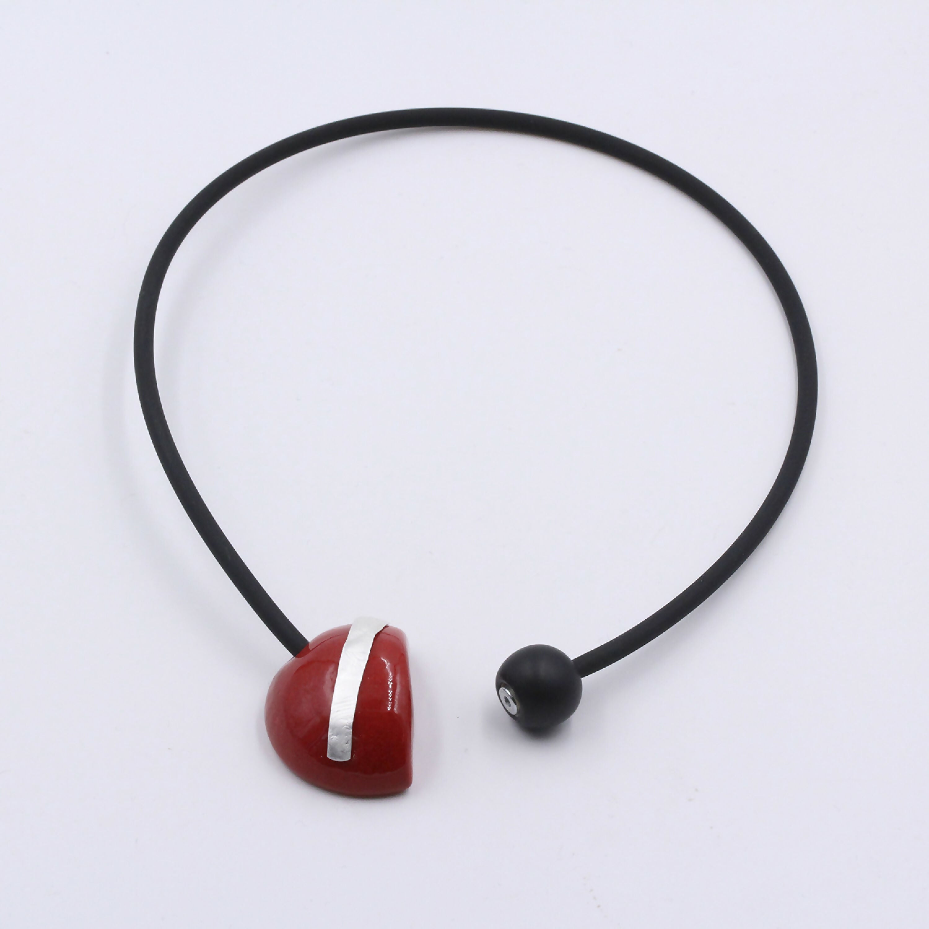 collier-slash-rouge-cerise-andreani_renaud-andreani1670506674-23336-1 | EMPREINTES Paris