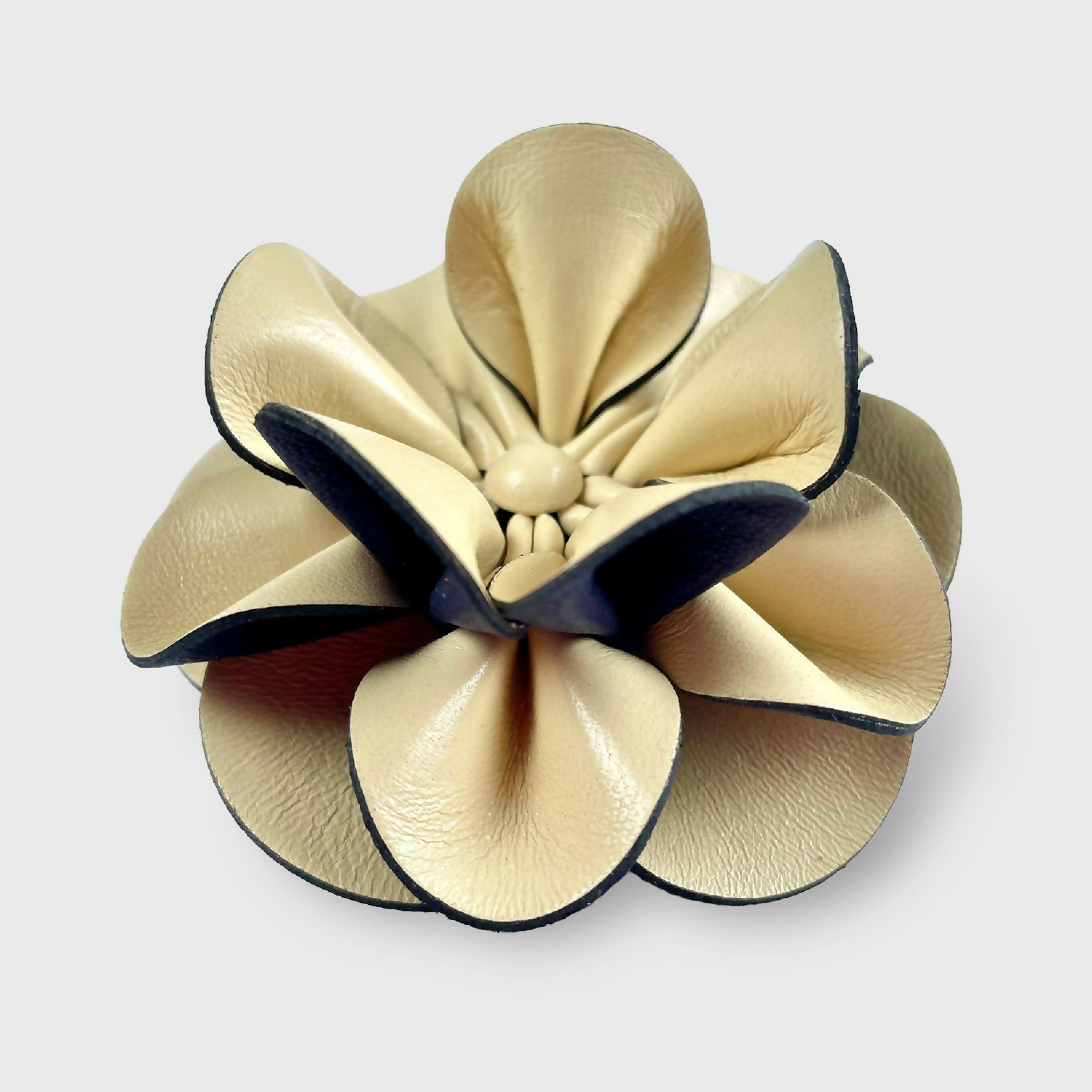 floraison_n°1_—_broche_creme_and_bleu_minuit_la_floraquiniere copie | EMPREINTES Paris