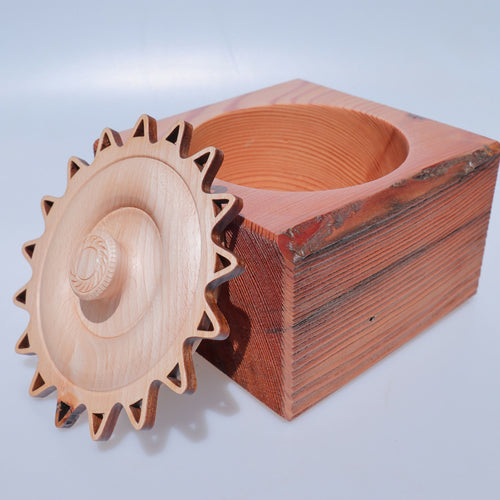 boite_carree_en_meleze_et_couvercle_en_hetre_soleil_latelier_du_mercantour copie | EMPREINTES Paris - EMPREINTES Paris