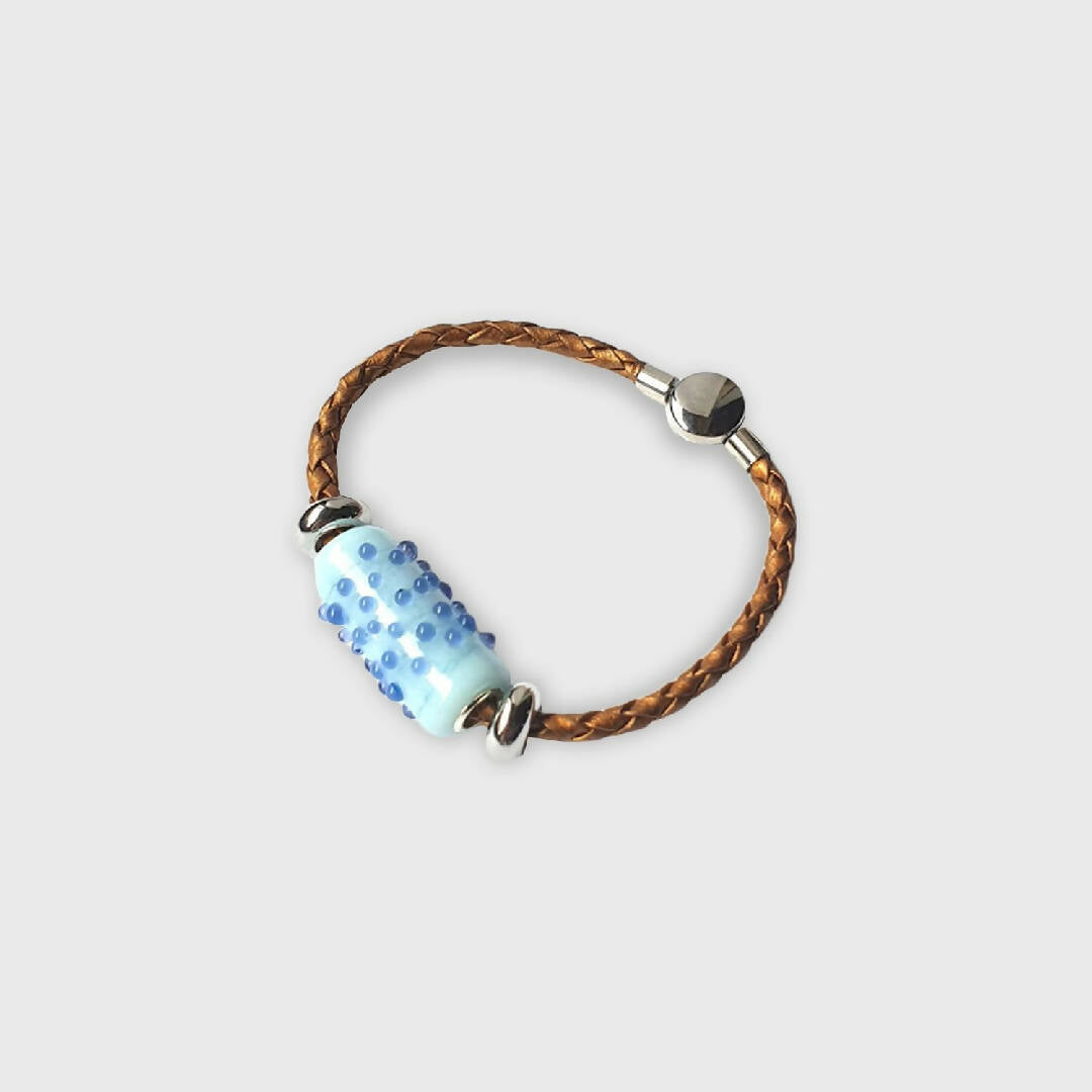 Bracelet cordon en cuir tressé et perle de verre bleu ciel et bleu azur | EMPREINTES Paris
