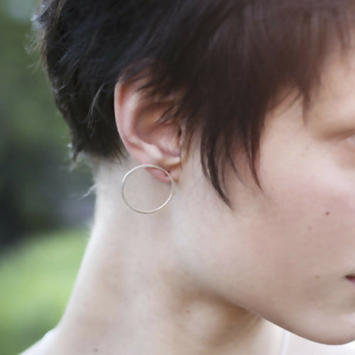 Boucles d’oreilles cercles en fils d’argent massif martelés | EMPREINTES Paris - EMPREINTES Paris