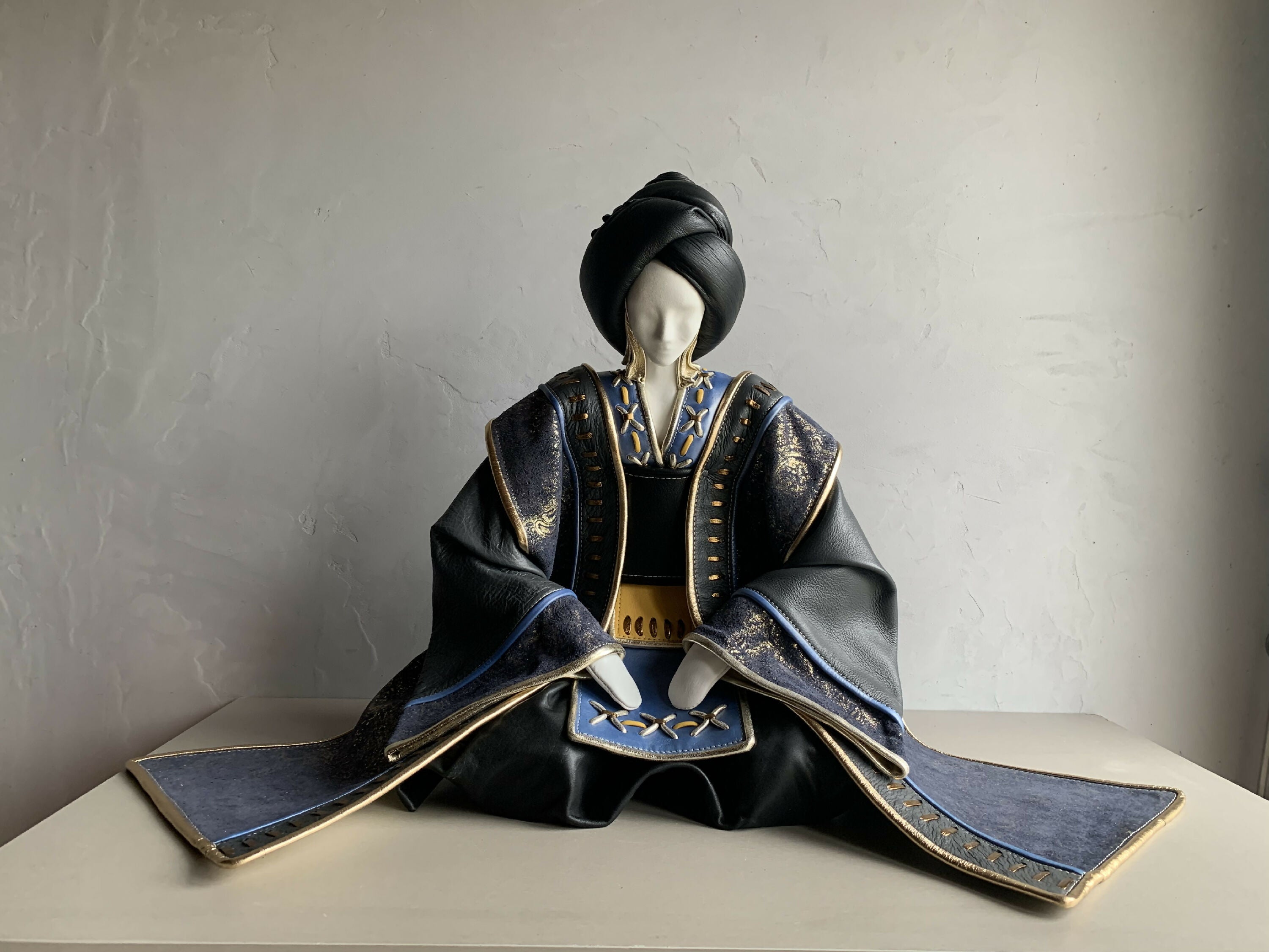 sculpture_geisha_en_cuir_bleu_sculpture_cuir_annie_delemarle copie | EMPREINTES Paris