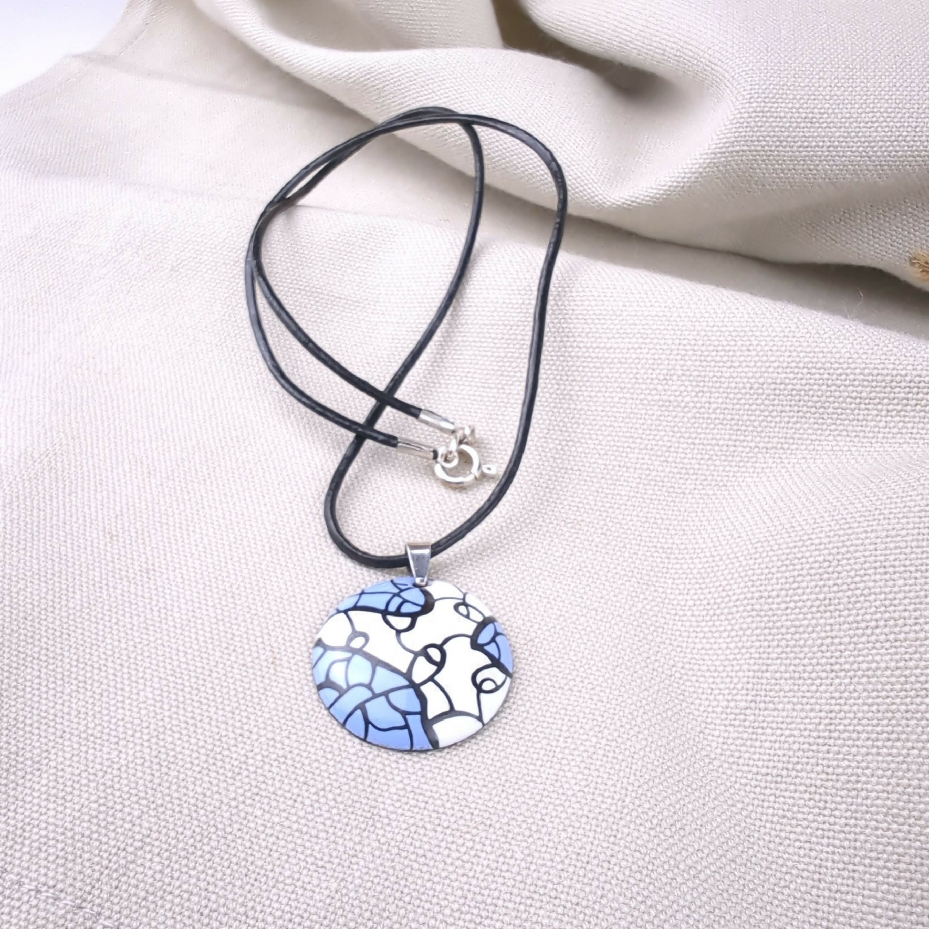 Collier Pop Art en émail sur cuivre - Bleu Lavande | EMPREINTES Paris