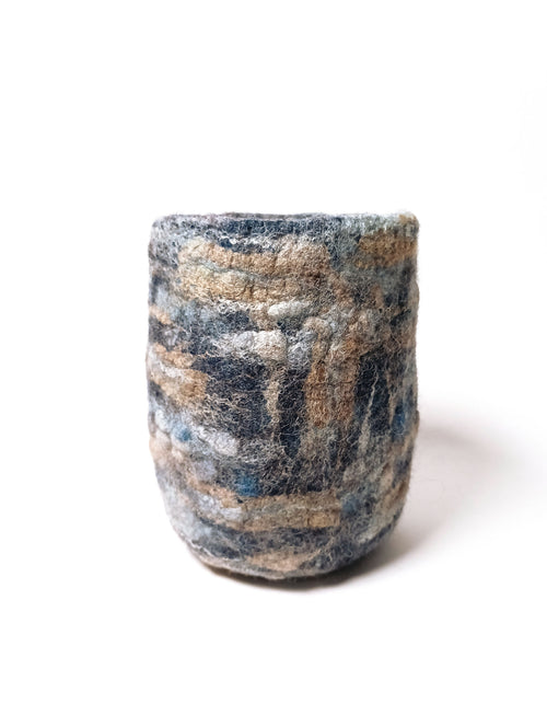 Petit vase haut en feutre de laine bleu indigo et soie mordorée | EMPREINTES Paris - EMPREINTES Paris