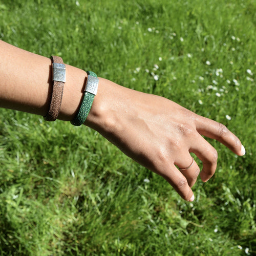 bracelet_en_galuchat_turquoise_fermoir_eole_sylvie_zarnowski copie | EMPREINTES Paris - EMPREINTES Paris