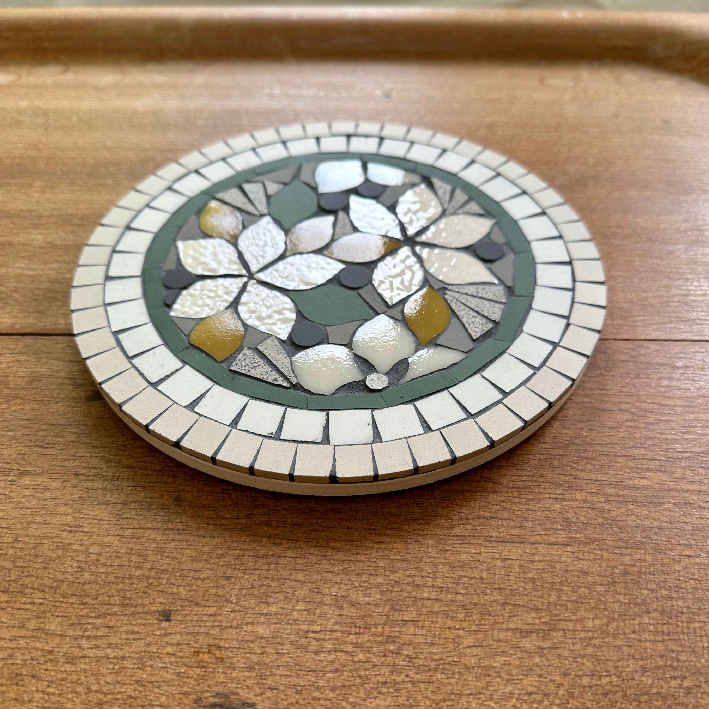 dessous_de_plat_floral_vert_moutarde_et_creme_anis_et_celadon copie | EMPREINTES Paris