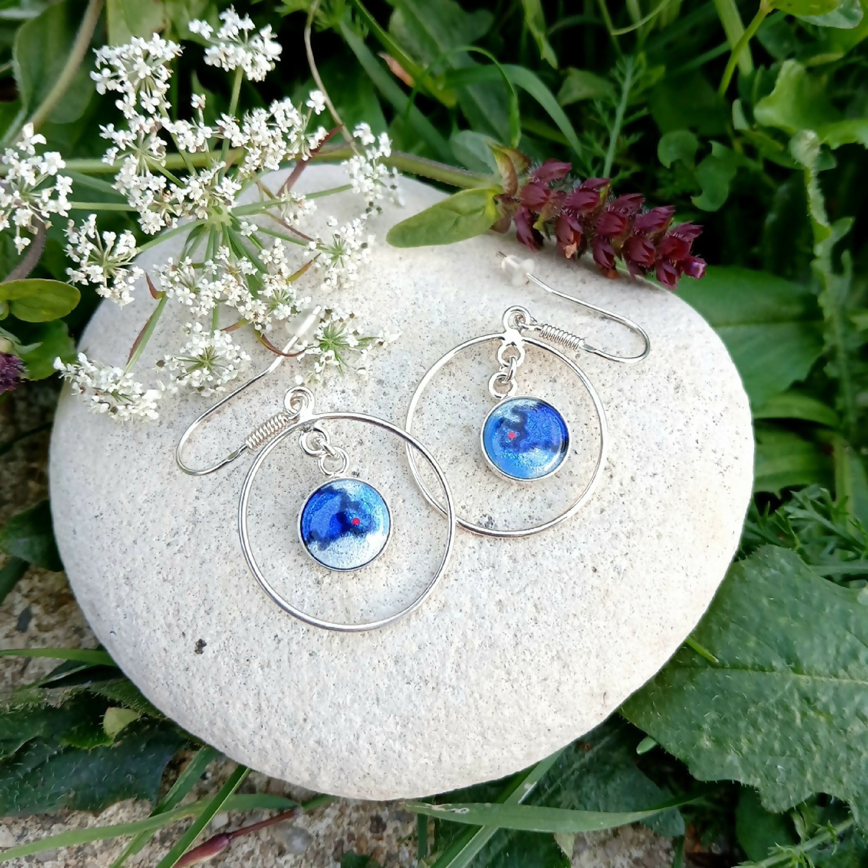 boucles_doreilles_creoles_dargent_en_email_sur_feuille_dargent_les_emaux_arediens_lemail_grand_feu_de_limoges copie | EMPREINTES Paris