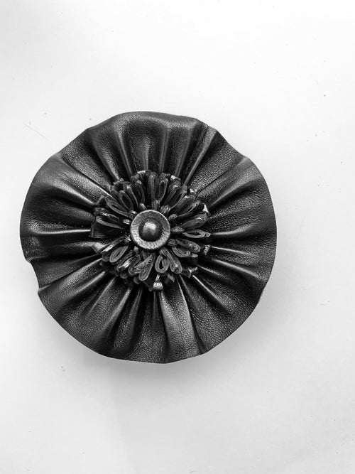 Floraison n° 5, Broche florale en cuir noir | EMPREINTES Paris - EMPREINTES Paris