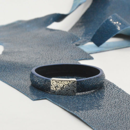 bracelet_en_galuchat_bleu_de_prusse_fermoir_eole_sylvie_zarnowski copie | EMPREINTES Paris - EMPREINTES Paris