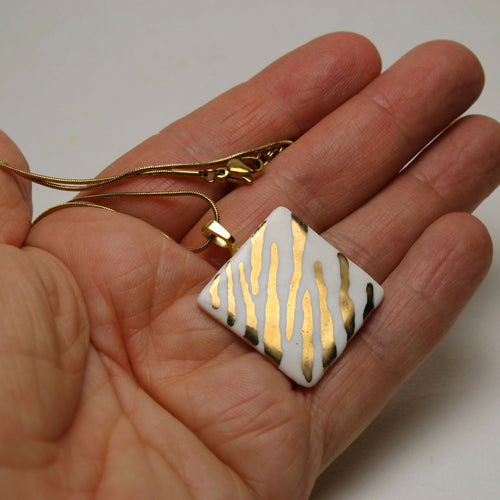 pendentif_en_porcelaine_avec_motif_tigre_dore_sara_grace_wevill | EMPREINTES Paris - EMPREINTES Paris