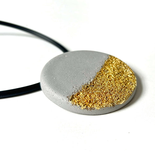 grand_collier_ines_en_beton_sable_et_feuille_dor_icy_mouse copie | EMPREINTES Paris - EMPREINTES Paris