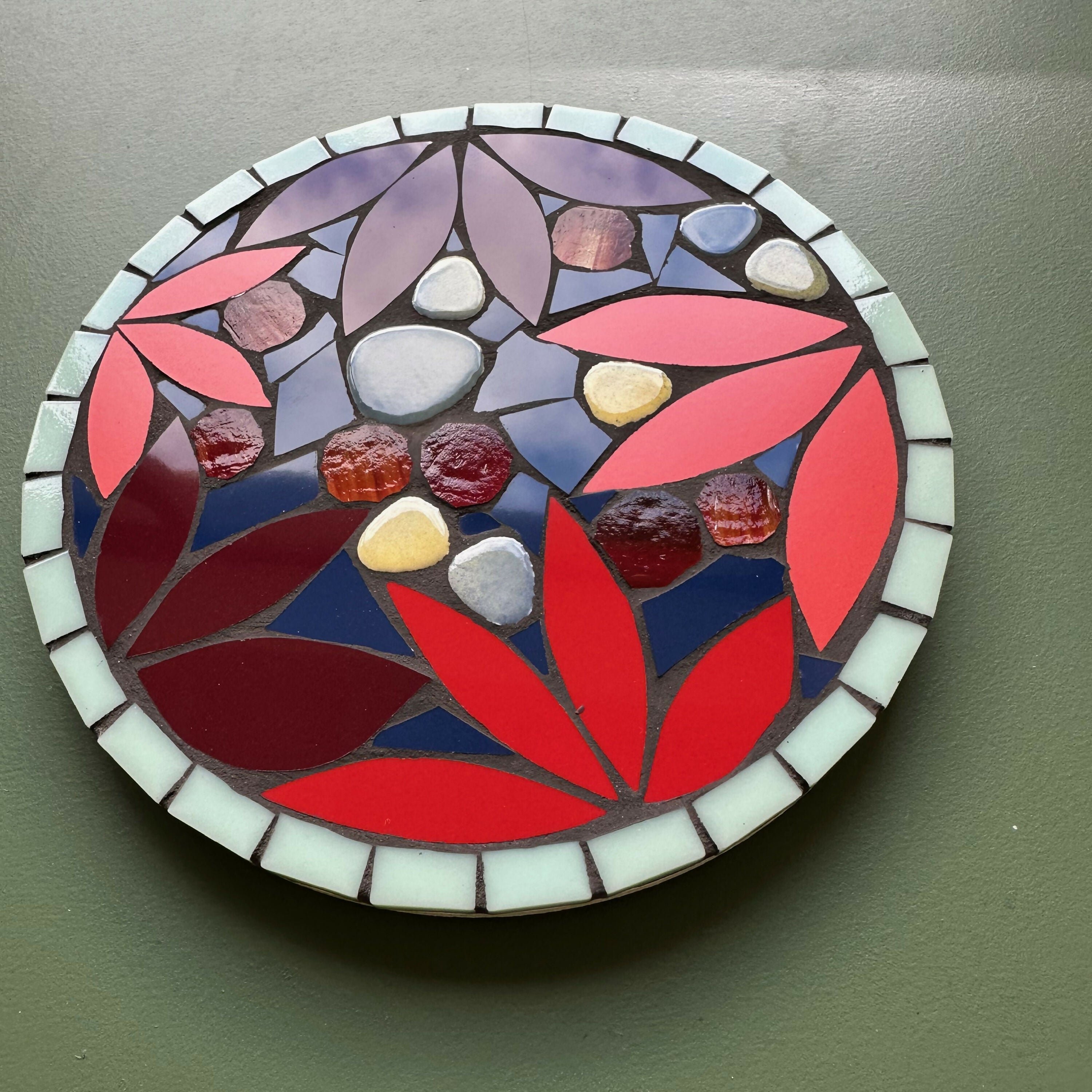 Dessous-de-plat mosaïque Magnolia rouge, fond marine | EMPREINTES Paris