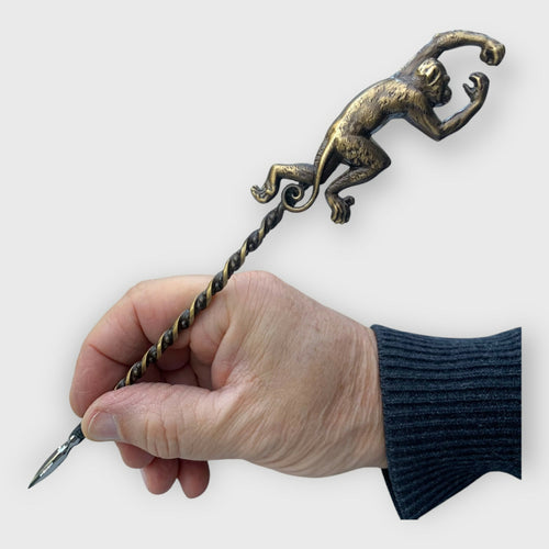 singe, sauvage, savanne, art décoration, porte-plume décoratif, collection article de bureau, cadeau homme, métal, laiton, patine vieux bronze, instrument écriture | EMPREINTES Paris - EMPREINTES Paris