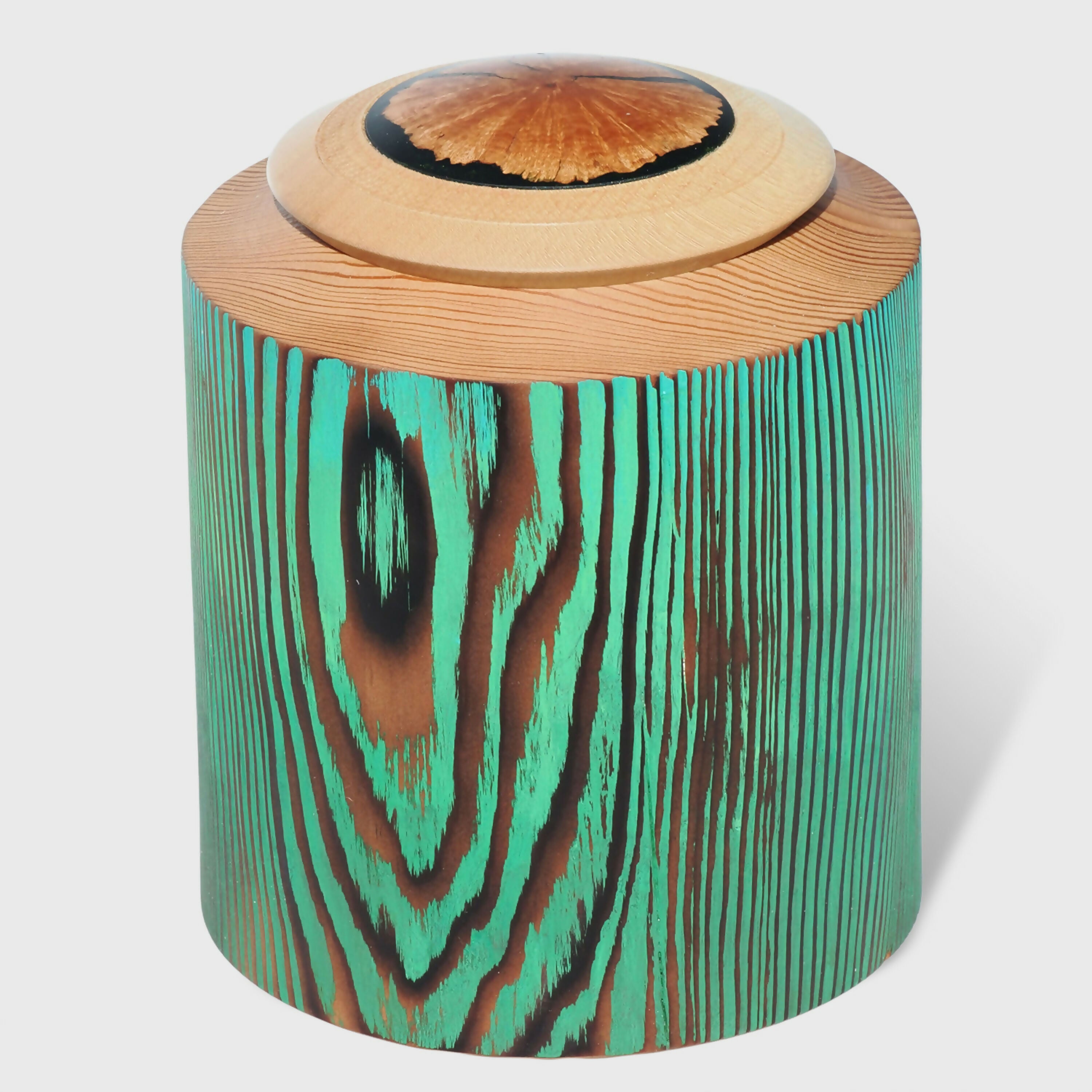 Boîte cylindrique en mélèze avec couvercle en érable, racine de bruyère et résine | EMPREINTES Paris