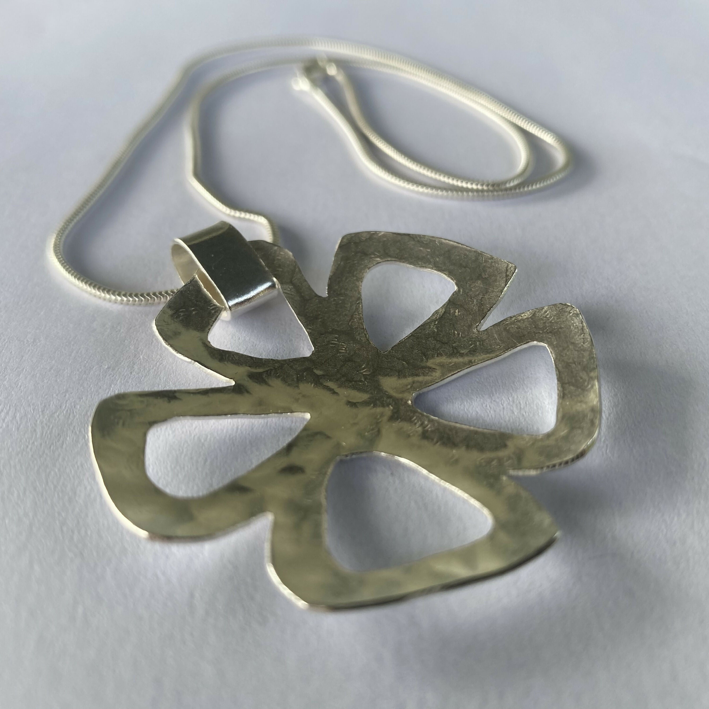 pendentif_fleur_en_argent_massif_martele_sur_chaine_serpent_en_argent_artyssia copie | EMPREINTES Paris