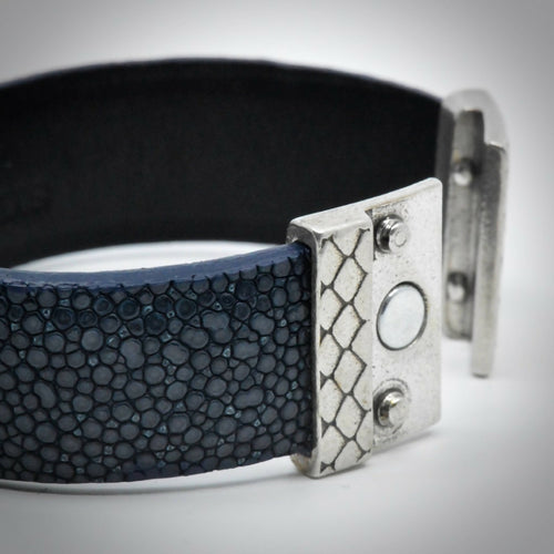 Manchette galuchat bleu de prusse- Fermoir "écailles" | EMPREINTES Paris - EMPREINTES Paris