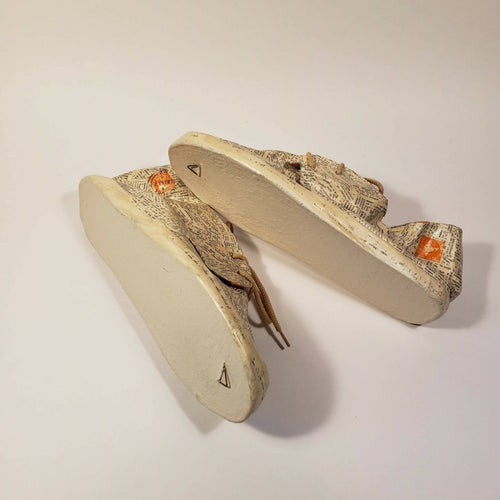 Sculpture papier Une paire de basket | EMPREINTES Paris - EMPREINTES Paris