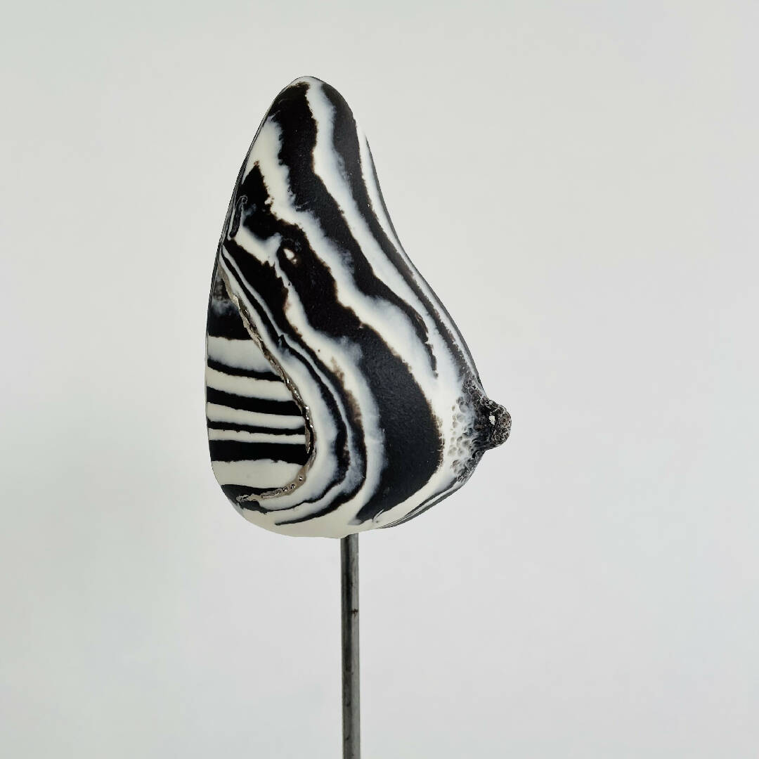 Sculpture sein porcelaine noire et blanche et liserés argent | EMPREINTES Paris | EMPREINTES Paris