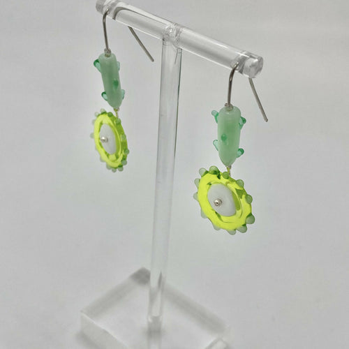 Boucles d'oreilles Tournesols verts aux coeurs blancs, tiges vertes | EMPREINTES Paris - EMPREINTES Paris