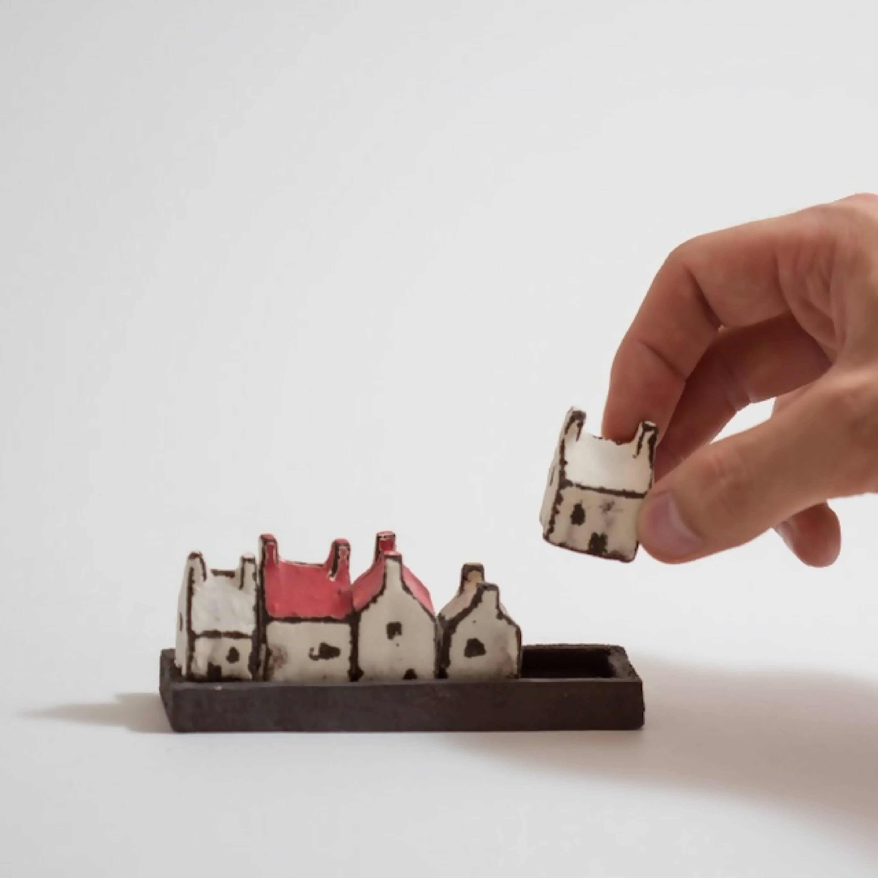 Ensemble de 5 maisons miniatures dans petit plateau rectangulaire | EMPREINTES Paris | EMPREINTES Paris