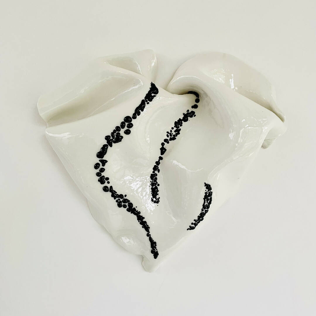 Bas relief tableau collection cœur porcelaine émail et verre noir | EMPREINTES Paris | EMPREINTES Paris