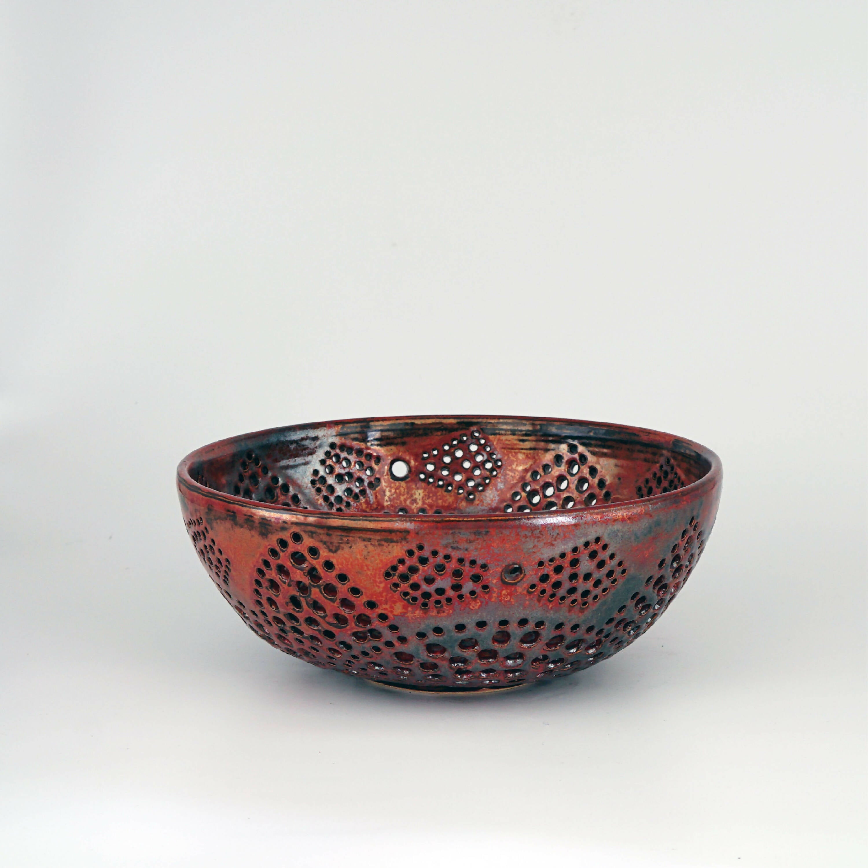 coupe_en_gres_ou_bol_a_trous_rouge_et_teadust_potje | EMPREINTES Paris