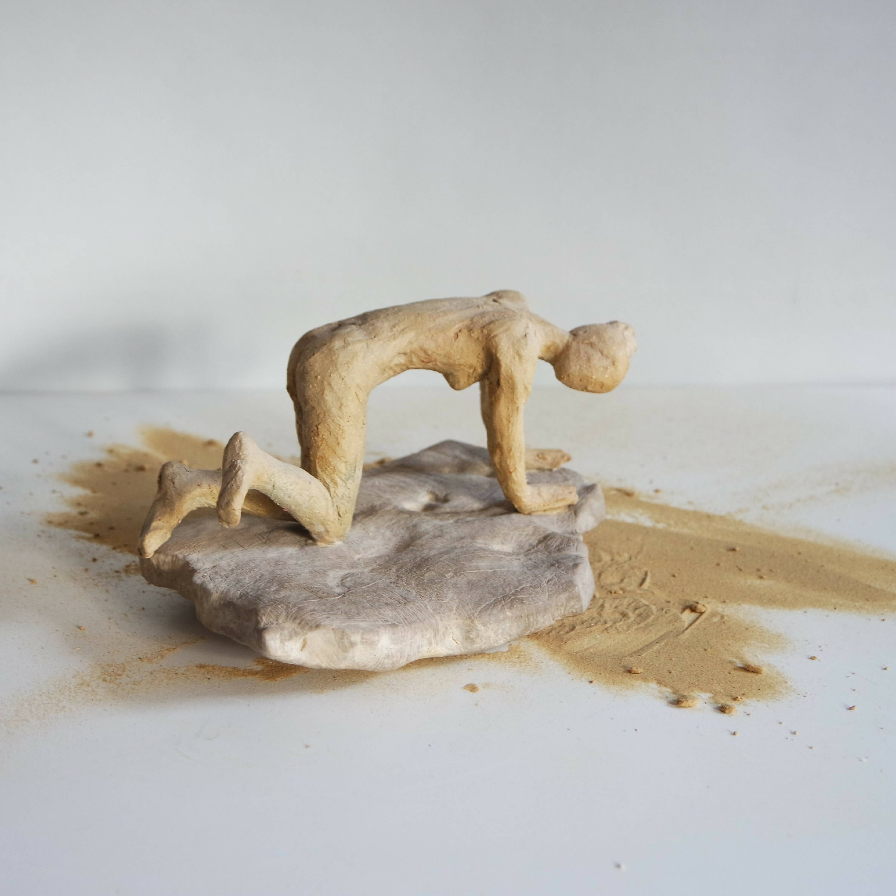 Sculpture Danseuse au pied relevé sur pierre | EMPREINTES Paris