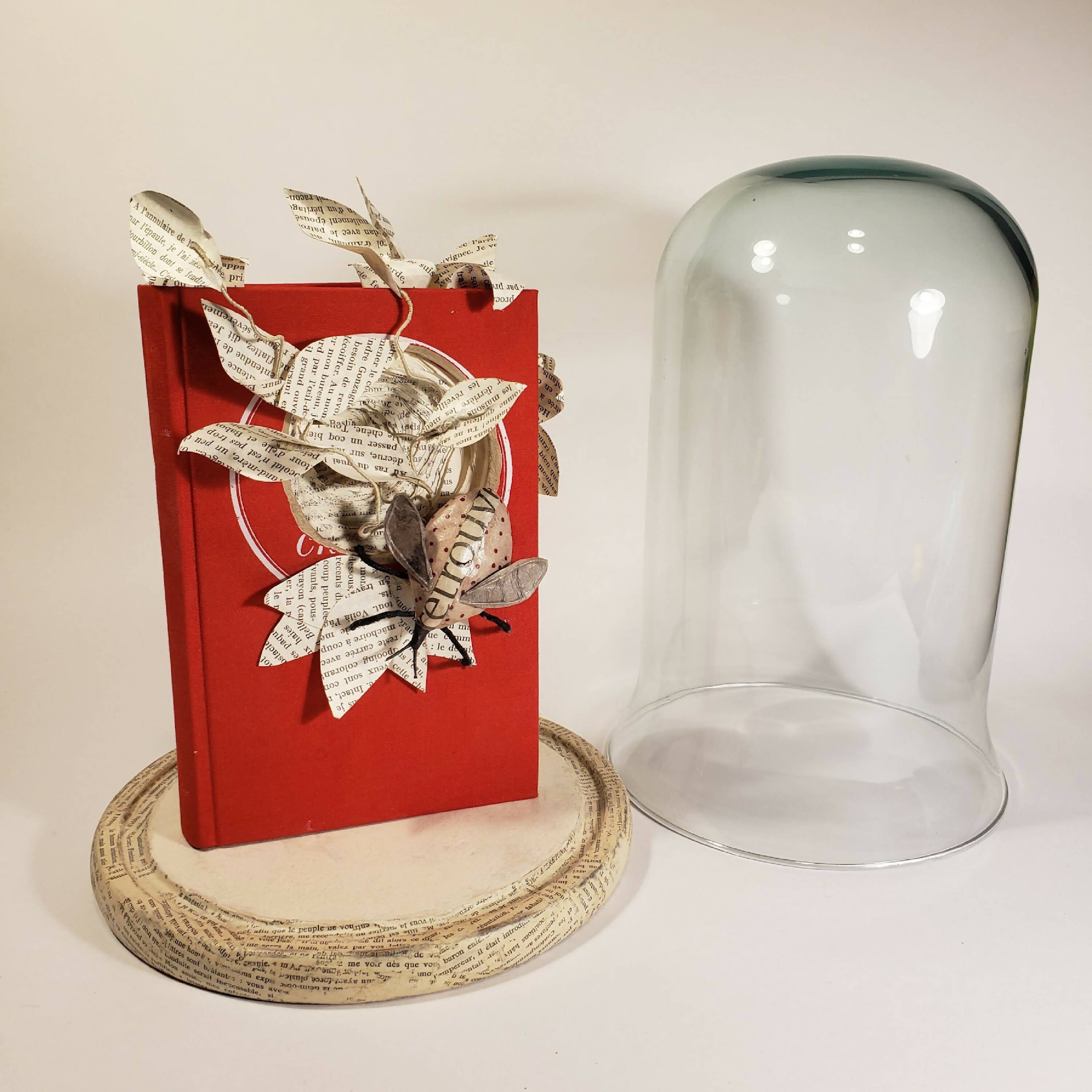 Sculpture papier Livre rouge habité | EMPREINTES Paris