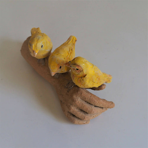 Sculpture 3 serins posés sur le bras | EMPREINTES Paris - EMPREINTES Paris