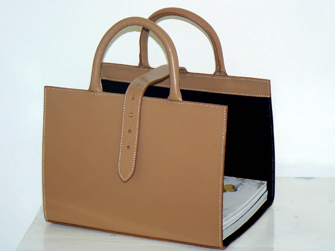 Porte revues en cuir camel | EMPREINTES Paris