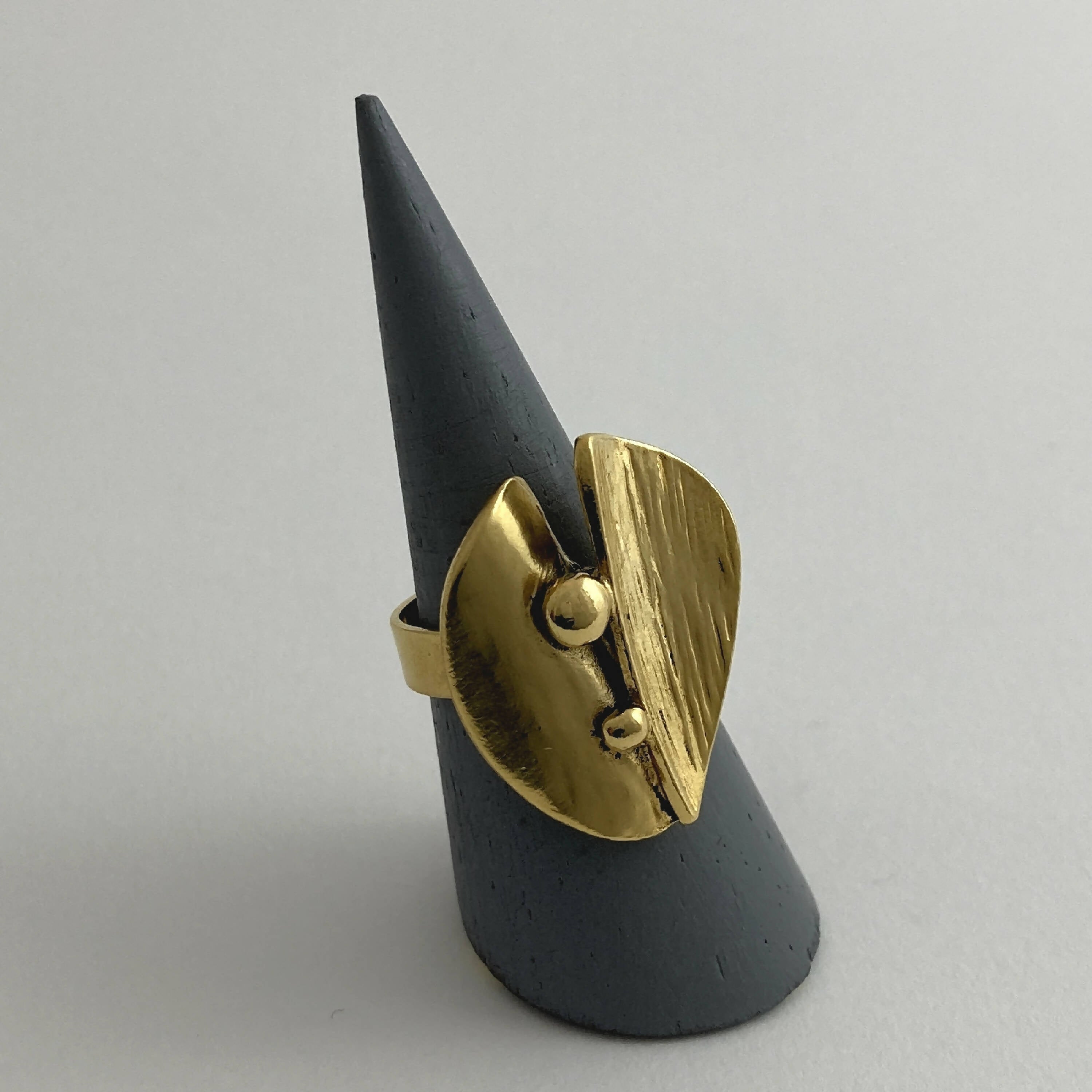 Bague réglable en étain dorée 2 | EMPREINTES Paris