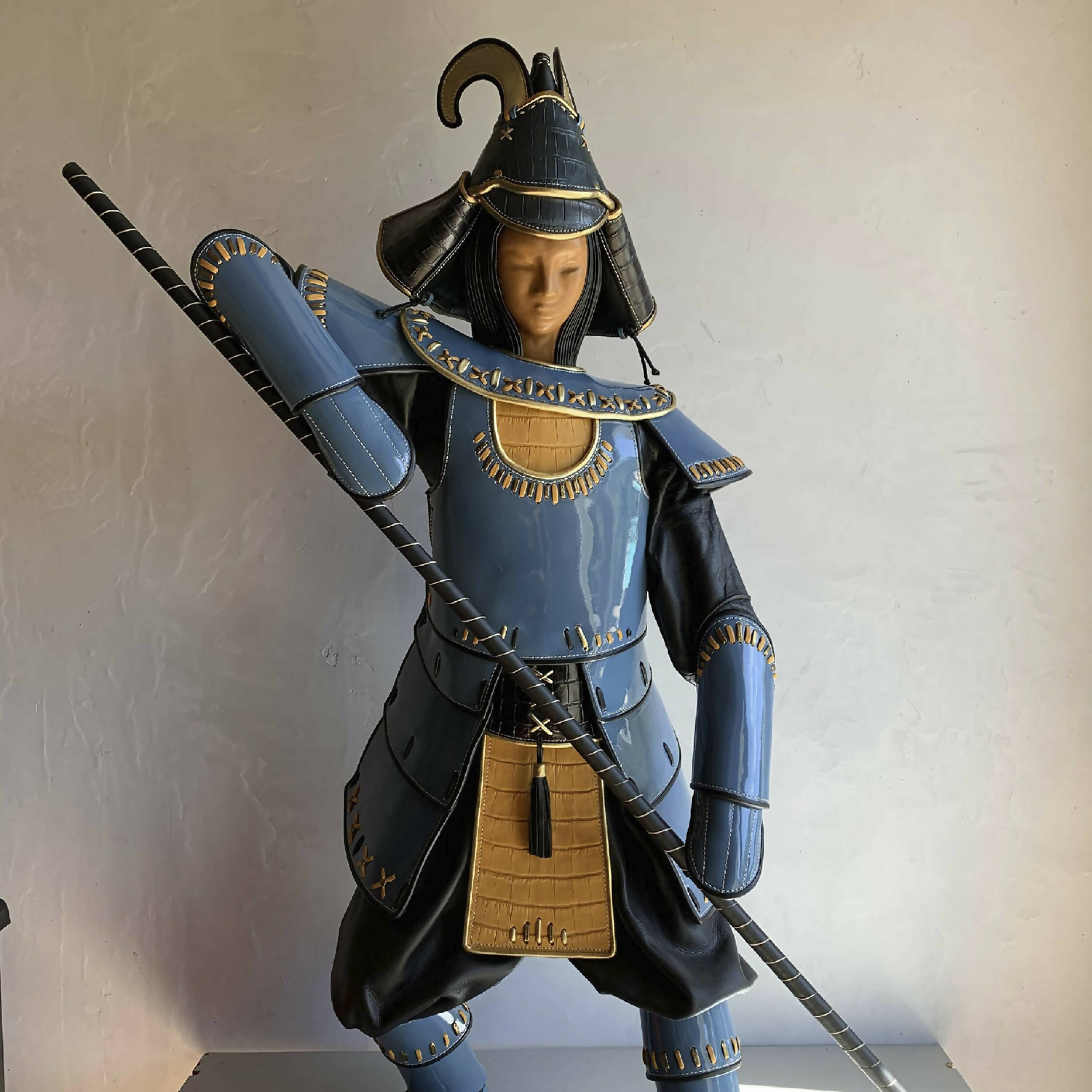 sculpture_samourai_bleu_vernis_sculpture_cuir_annie_delemarle | EMPREINTES Paris