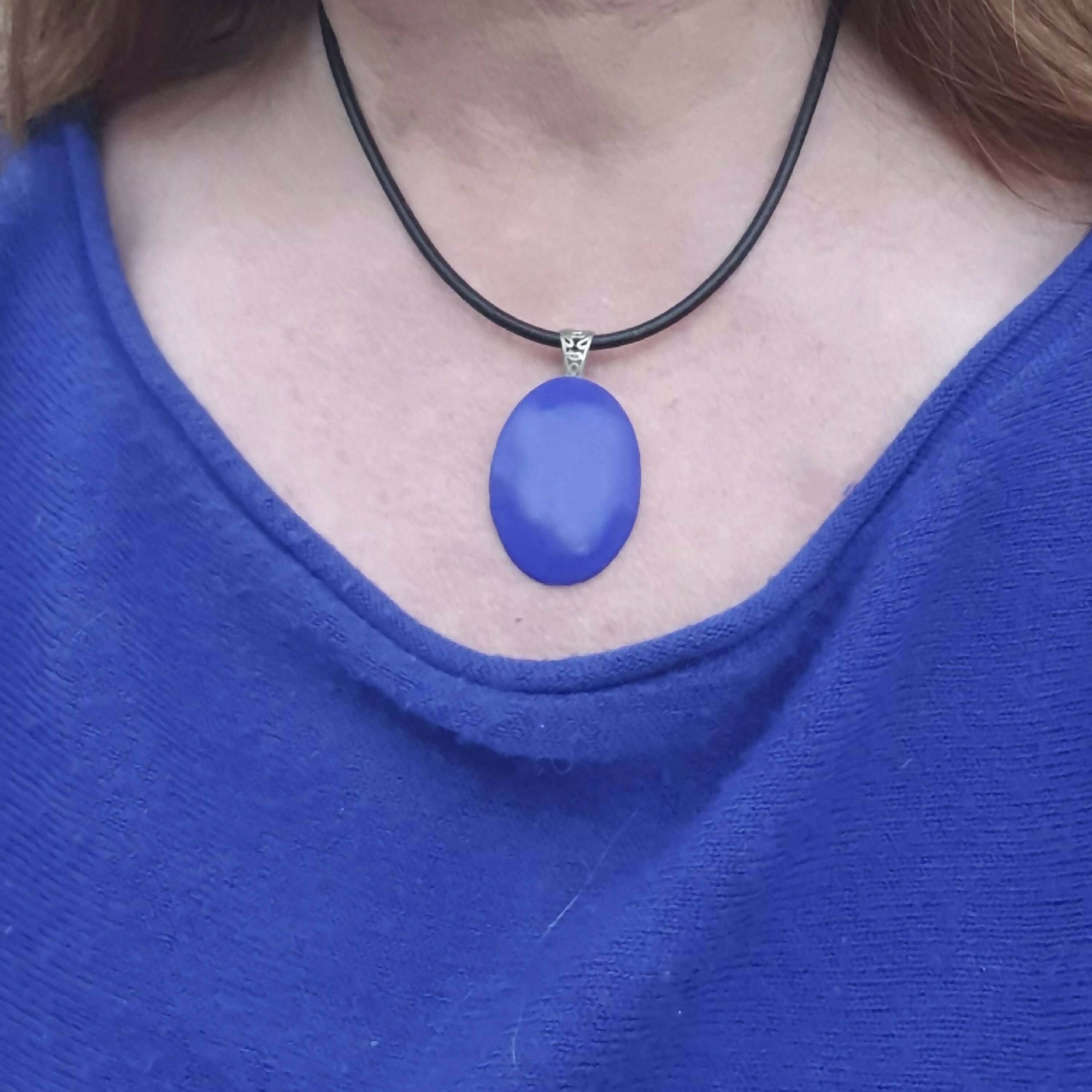 Pendentif en porcelaine ovale bleu Egyptien | EMPREINTES Paris | EMPREINTES Paris