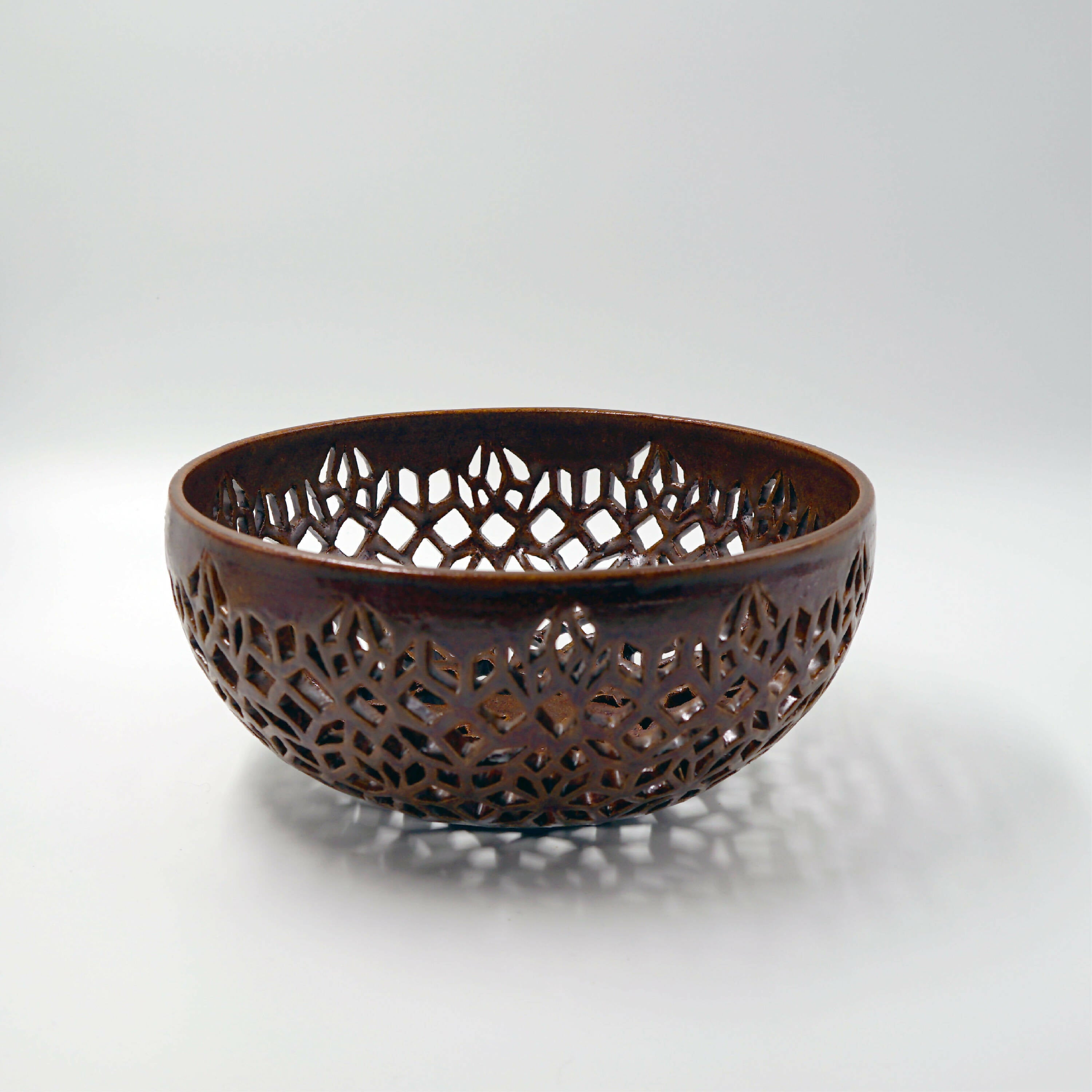 Coupe en grès ou bol à trous - tuiles diamants | EMPREINTES Paris