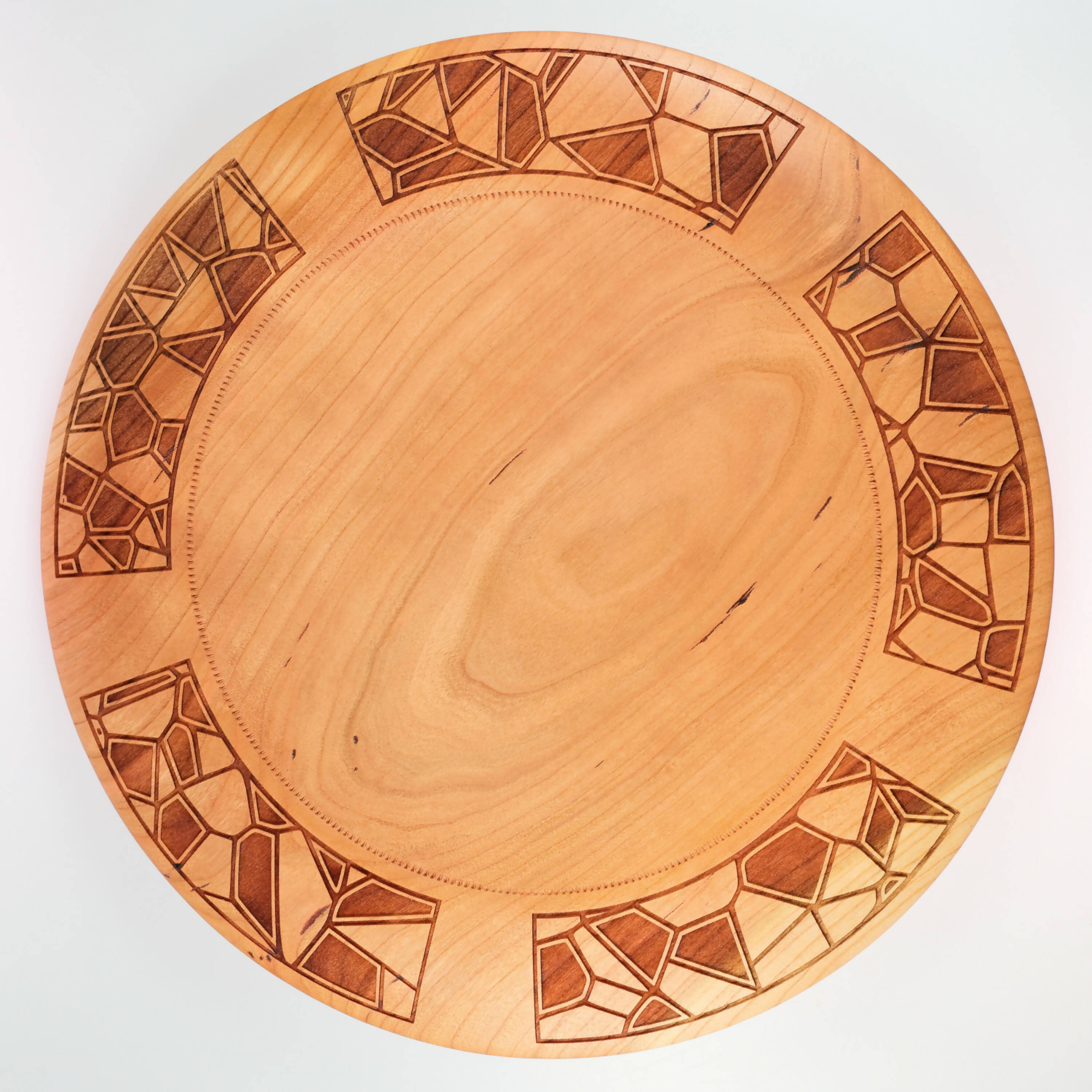 plat_en_bois_de_cerisier_rouge_avec_gravures_geometriques_latelier_du_mercantour | EMPREINTES Paris